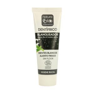 Dentífrico Blanqueador Naturabio con Menta Bio y Carbón Activo, 75 ml. Producto para el cuidado dental que combina ingredientes naturales para una limpieza profunda y un aliento fresco.