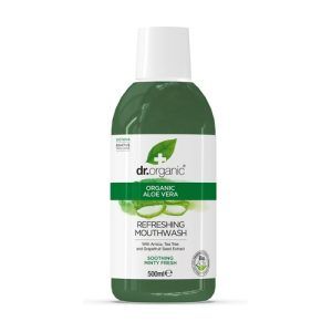 Enjuague Bucal Aloe Vera Dr Organic 500 ml. Este enjuague bucal, enriquecido con aloe vera, ayuda a mantener una buena salud bucal y proporciona un aliento fresco, al mismo tiempo que cuida y suaviza las encías.
