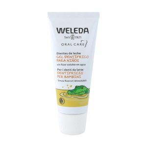 Gel Dentífrico Infantil Weleda en tubo de 50 ml. Este gel dentífrico está especialmente formulado para niños, utilizando ingredientes suaves y naturales que ayudan a limpiar y proteger los dientes sin irritar las encías, mientras ofrece un sabor agradable para los más pequeños.