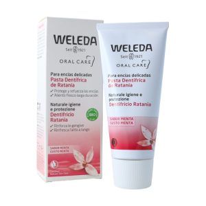 Pasta Dentífrica de Ratania Weleda en tubo de 75 ml. Esta pasta dentífrica está formulada con extracto de ratania, conocido por sus propiedades astringentes y antimicrobianas, para mantener la salud dental y fortalecer las encías, mientras protege contra problemas dentales comunes.