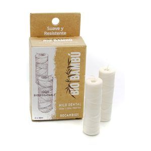 Hilo Dental de Seda Natural BioBambu, que incluye dos rollos de 30 metros cada uno, fabricado con seda natural para una limpieza interdental efectiva y ecológica, ideal para reponer el hilo dental en el dispensador recargable.