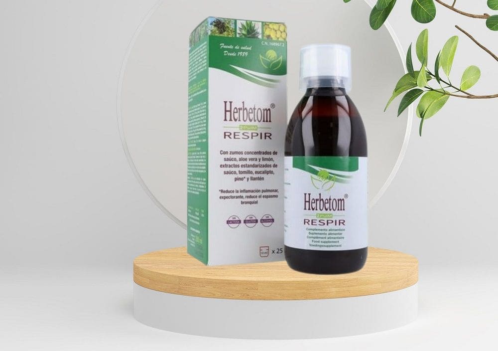 Imagen del producto Herbetom 2 Pulm Respir de Bioserum, destacando sus beneficios como aliado natural para la salud respiratoria. Herbetom 2 está formulado para apoyar el bienestar de las vías respiratorias y mejorar la función pulmonar. La imagen presenta el envase del producto, subrayando su papel en el mantenimiento y la promoción de una salud respiratoria óptima.