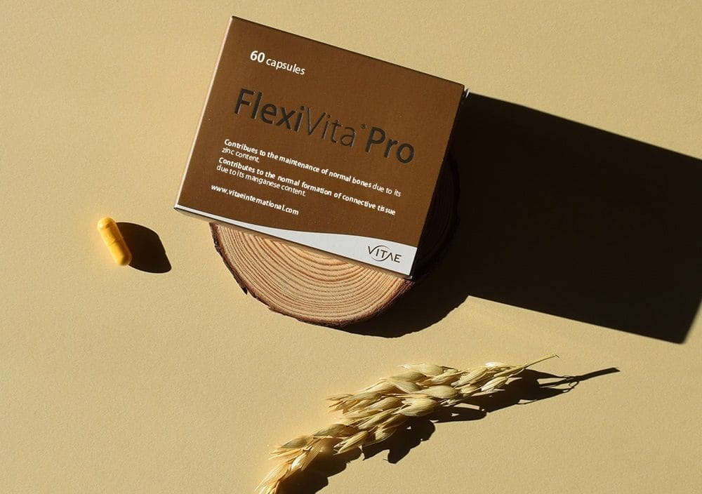 Imagen del producto Flexivita Pro de Vitae, diseñado para mejorar la salud articular. Flexivita Pro está formulado para apoyar la movilidad y la flexibilidad de las articulaciones, contribuyendo al bienestar general del sistema osteoarticular. La imagen resalta el envase del producto, destacando su función en el mantenimiento de articulaciones saludables y su impacto positivo en el confort articular.