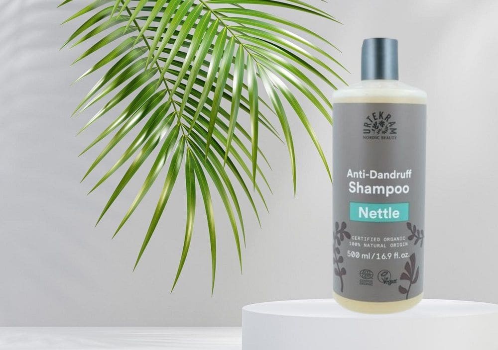 Imagen del Champú Ortiga Anticaspa de Urtekram, diseñado para combatir la caspa y mantener el cuero cabelludo saludable. El champú, enriquecido con extracto de ortiga, está formulado para reducir la caspa y proporcionar un cabello limpio y libre de escamas. La imagen destaca el envase del producto, enfatizando su eficacia en el tratamiento y prevención de la caspa.