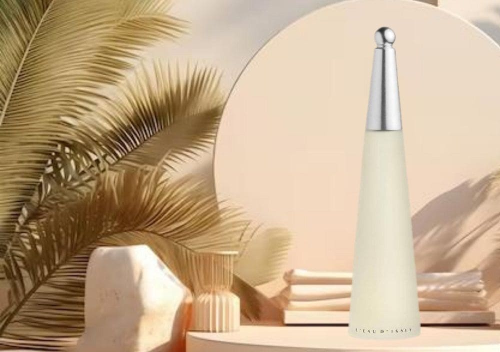 LEau-DIssey-Issey-Miyake-blog Perfume L’Eau D’Issey de Issey Miyake sobre un fondo suave, resaltando su diseño elegante y femenino. Perfume con notas frescas, florales y acuáticas, ideal para la mujer moderna
