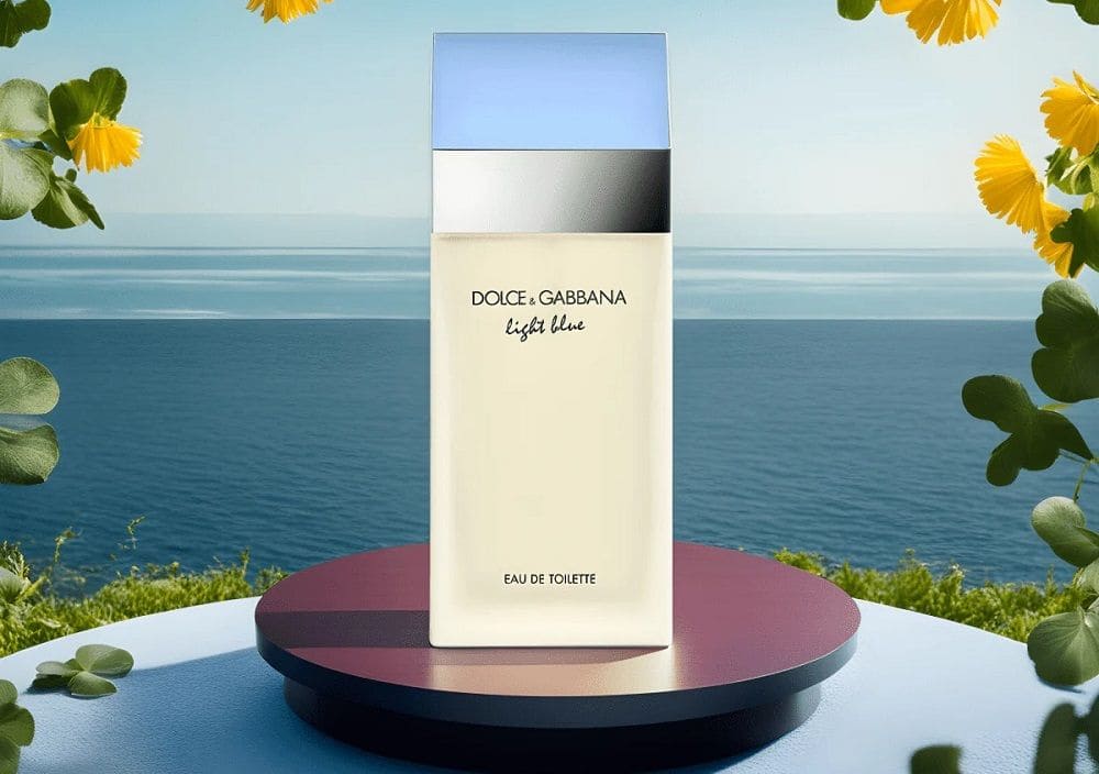 Perfume Light Blue de Dolce & Gabbana sobre un fondo claro, resaltando su diseño elegante y femenino. Perfume con notas frescas, cítricas y florales, ideal para una fragancia vibrante y ligera perfecta para el verano