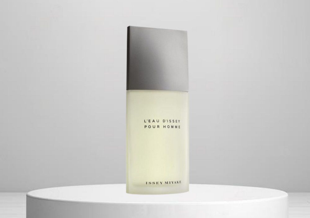 Perfume L’Eau D’Issey Pour Homme de Issey Miyake sobre un fondo minimalista, destacando su diseño elegante y moderno, con notas de frescura y elegancia masculina