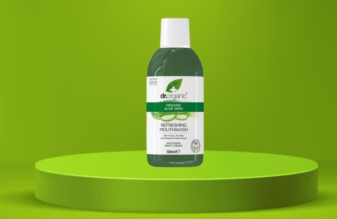Botella del Enjuague Bucal Aloe Vera Dr Organic, un producto vegano sin alcohol, con menta natural, árbol de té y semilla de pomelo para una boca limpia y fresca.