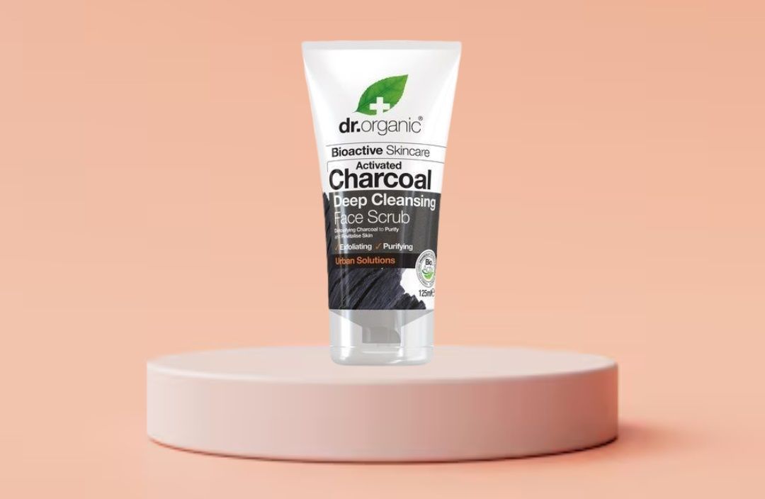 Exfoliante Facial de Carbón Activado Dr Organic, ideal para limpiar profundamente los poros, desintoxicar la piel y combatir el acné de manera natural